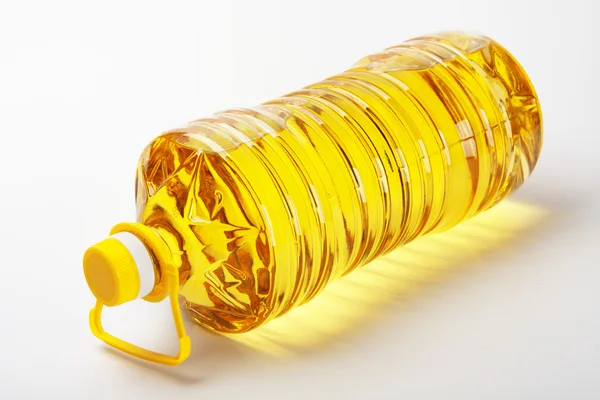 Бутылка подсолнечного масла — стоковое фото