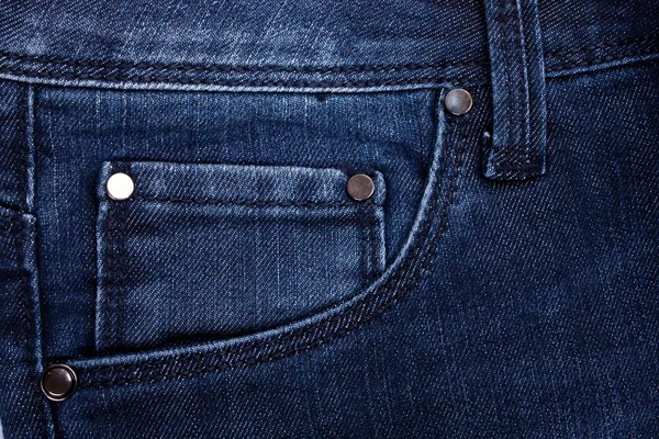 Przednia kieszeń jeansów ze skórzaną tabletką — Zdjęcie stockowe