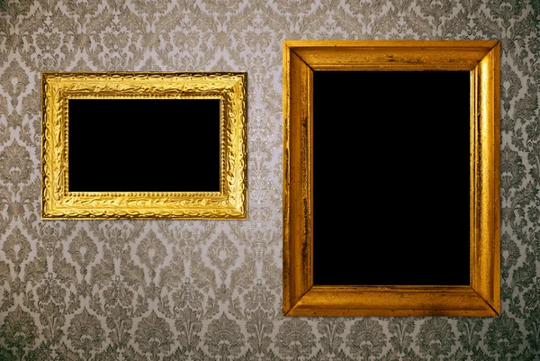 Золотая рамка на старинных обоях — стоковое фото