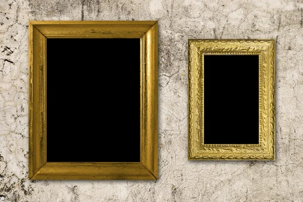 Стара гранжева стіна з вінтажною золотою рамкою — стокове фото