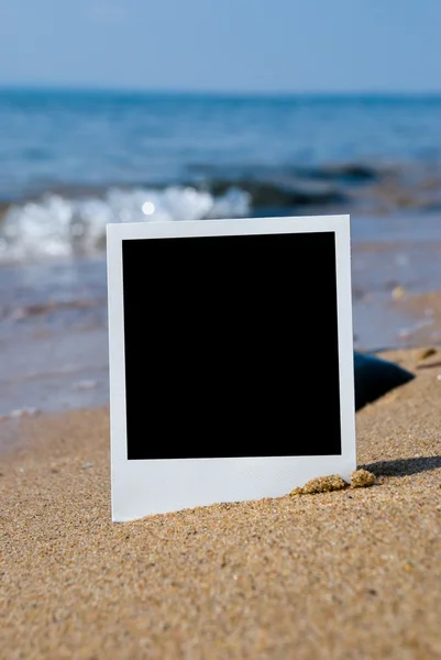 Tarjeta fotográfica en playa de arena . —  Fotos de Stock