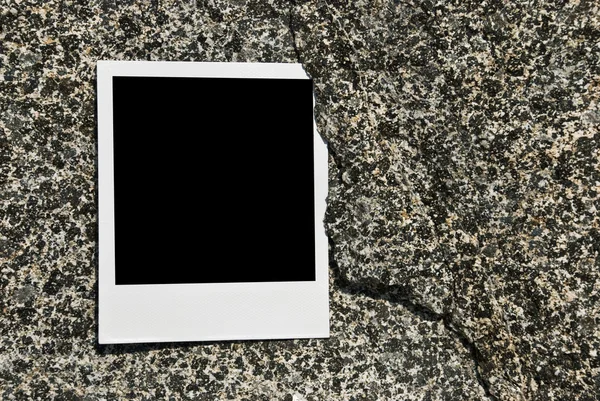 Cartão em branco na parede de pedra — Fotografia de Stock