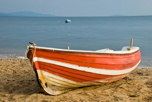 Drewnianą łodzią na plażę — Zdjęcie stockowe