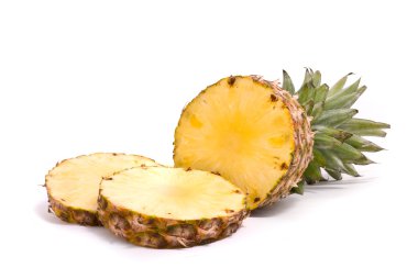 Beyaz arka planda dilimlenmiş ananas