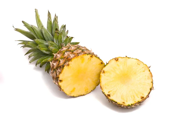 Gesneden ananas op een witte achtergrond — Stockfoto