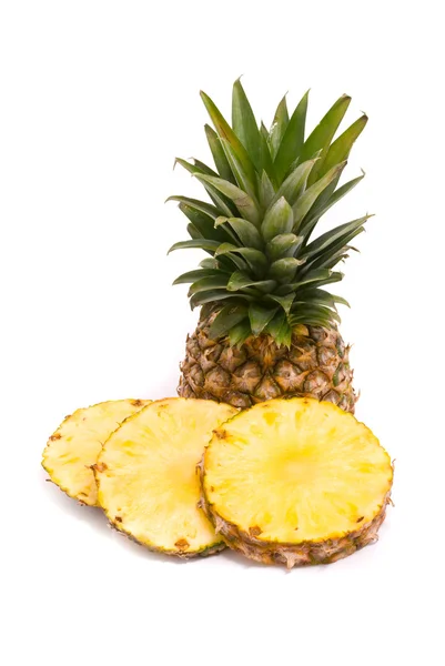 Ananas affettato su fondo bianco — Foto Stock