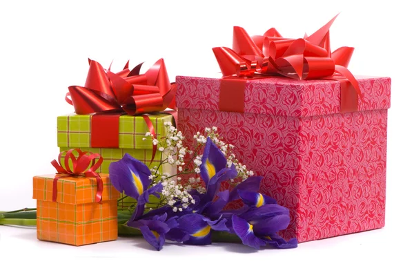 鸢尾花的花束和礼品盒 — 图库照片