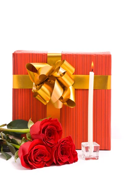 Červené růže a dárkové krabice — Stock fotografie