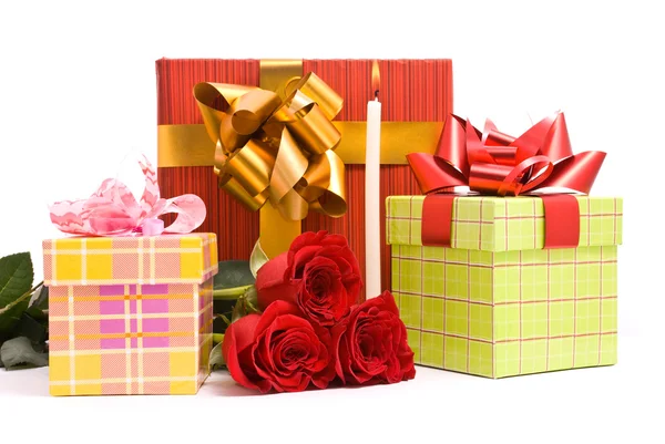 Červené růže a dárkové krabice — Stock fotografie