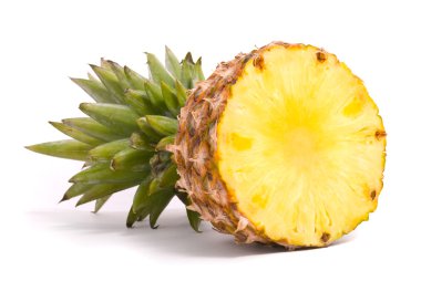 Beyaz arka planda dilimlenmiş ananas