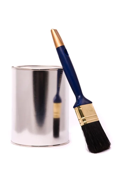 Plechovku s barvou a profesionální štětec — Stock fotografie