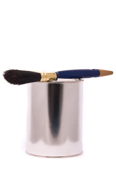 Latta di vernice e pennello professionale su un bianco . — Foto Stock