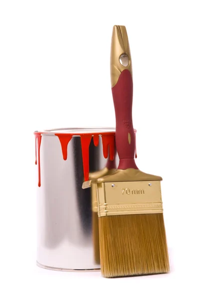 Kan med rød maling og profesjonell børste på en hvi – stockfoto
