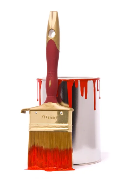 Plechovku s červenou barvou a profesionální štětec na whi — Stock fotografie