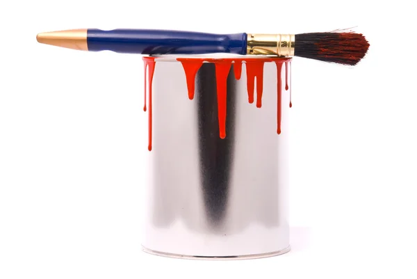Kan av röd färg och professionell pensel på en whi — Stockfoto