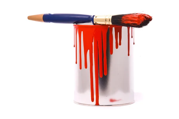 Latta di vernice rossa e pennello professionale su un whi — Foto Stock