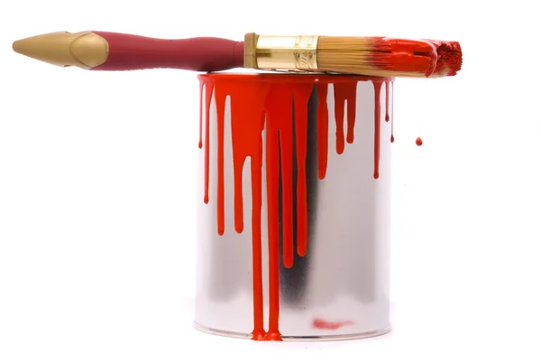 Баня з червоної фарби та професійний пензлик — стокове фото