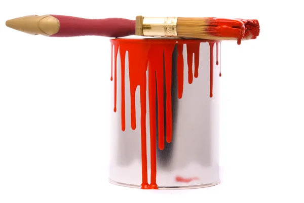 Kan av röd färg och professionell pensel på en whi — Stockfoto