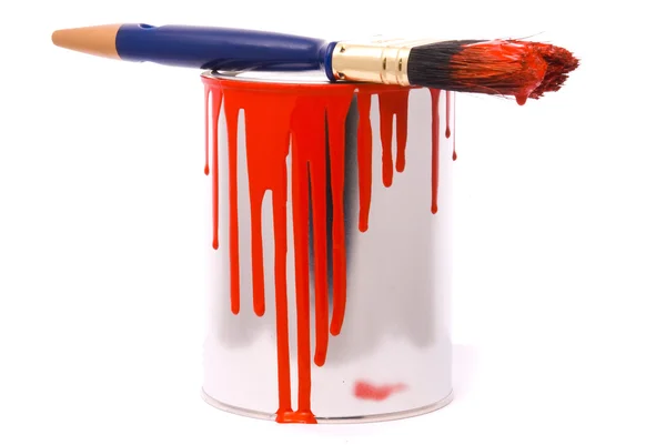 Blikje rode verf en professionele brush op een whi — Stockfoto