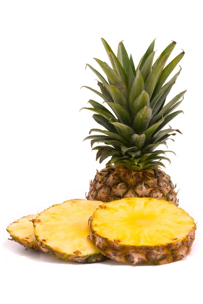 Pokrojony ananas na białym tle — Zdjęcie stockowe
