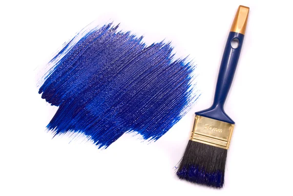 Профессиональная кисть с голубой краской — стоковое фото