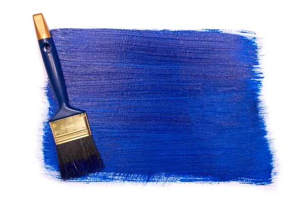 Cepillo profesional con pintura azul sobre una ba blanca — Foto de Stock