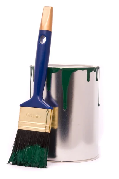 Blikje groene verf en penseel — Stockfoto