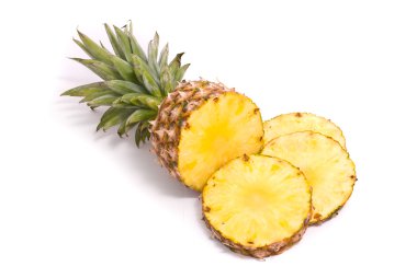 Beyaz arka planda dilimlenmiş ananas