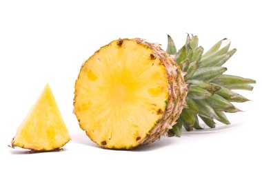 Beyaz arka planda dilimlenmiş ananas