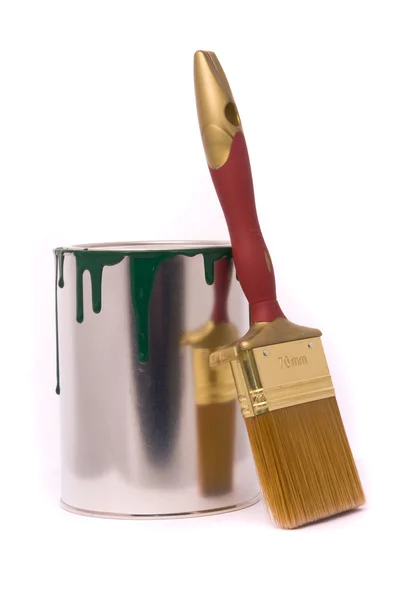 Lata de tinta verde e escova profissional em um w — Fotografia de Stock