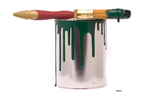 Lata de tinta verde e escova profissional em um w — Fotografia de Stock