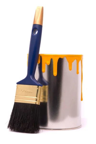 Lata de tinta amarela e escova profissional — Fotografia de Stock
