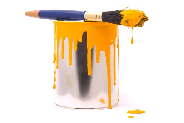 Blikje gele verf en penseel — Stockfoto