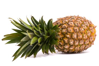 Beyaz arka planda dilimlenmiş ananas