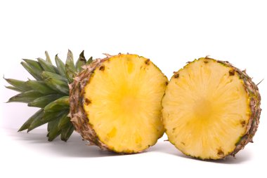 Beyaz arka planda dilimlenmiş ananas