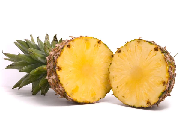 Beyaz arka planda dilimlenmiş ananas — Stok fotoğraf