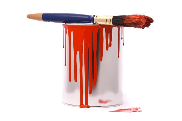 Blikje rode verf en professionele brush op een whi — Stockfoto