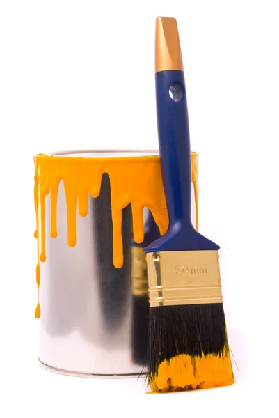 Lata de tinta amarela e escova profissional — Fotografia de Stock