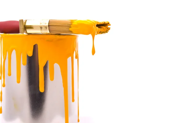 黄色の塗料のプロ ブラシすることができます。 — ストック写真