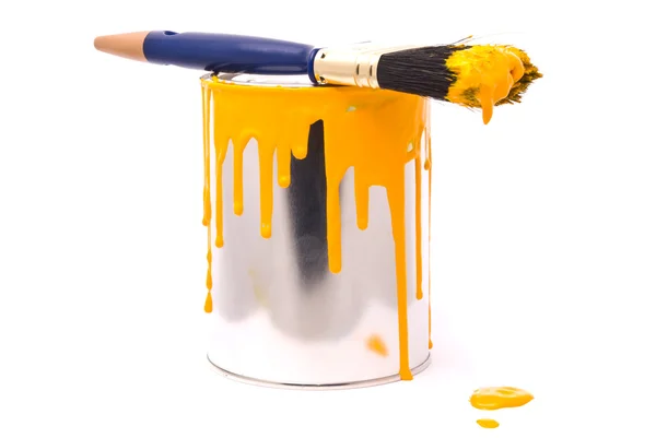 Желтая краска и профессиональная кисть — стоковое фото