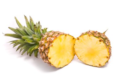 Beyaz arka planda dilimlenmiş ananas