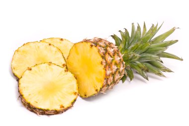 Beyaz arka planda dilimlenmiş ananas