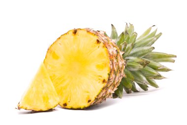 Beyaz arka planda dilimlenmiş ananas