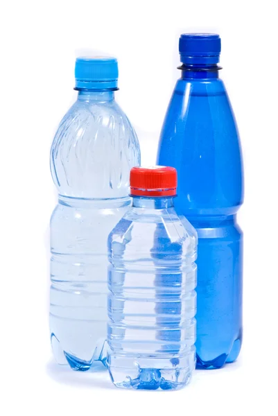 Τρεις μπουκάλι νερό απομονωμένη στο λευκό — Φωτογραφία Αρχείου