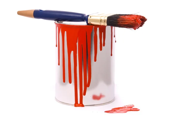 Lata de tinta vermelha e escova profissional — Fotografia de Stock