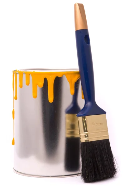Lata de tinta amarela e escova profissional em um — Fotografia de Stock