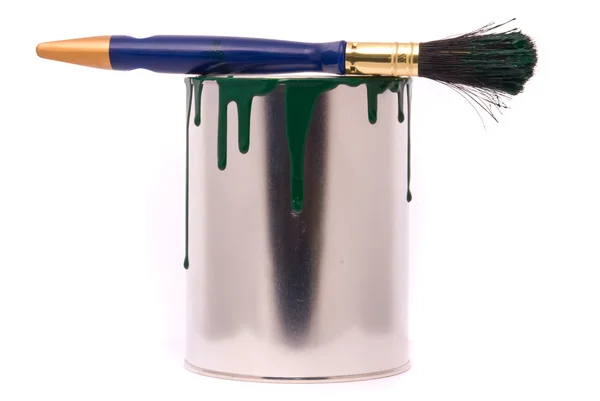 Lata de tinta verde e escova profissional — Fotografia de Stock