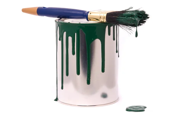 Lata de pintura verde y pincel profesional en una w — Foto de Stock