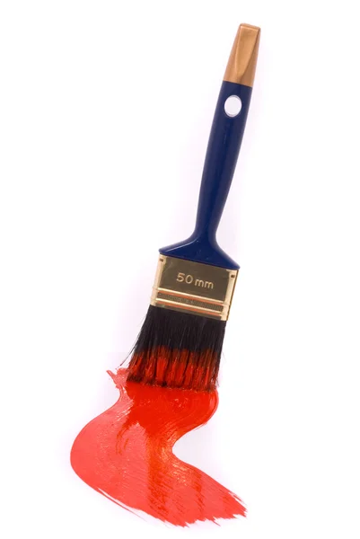 Professioneller Pinsel mit roter Farbe auf weißem Bac — Stockfoto