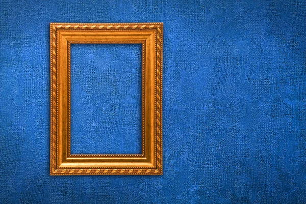 Χρυσό πλαίσιο σε φόντο μπλε τοίχο — Φωτογραφία Αρχείου